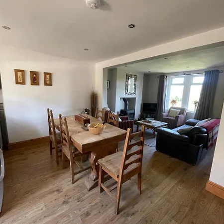 Rambling Rose Cottage, Near Staithes * Skinningrove